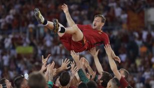 Totti es homenajeado por sus compañeros en el último juego con Roma