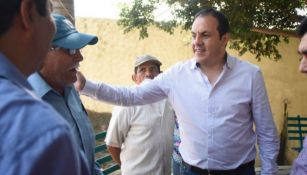 Cuauhtémoc Blanco habla con pobladores de Cuernavaca