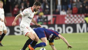 Layún pelea por el balón en el juego del Sevilla contra Barça