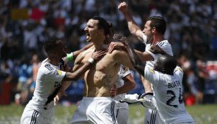  Ibrahimovic festeja un gol con LA Galaxy en el derbi frente a LAFC