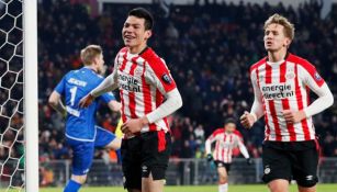 Lozano celebra una anotación con el PSV