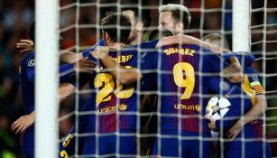 Los jugadores del Barcelona celebran tras el autogol de De Rossi