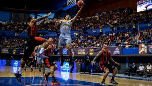 Un jugador de Capitanes intenta encestar frente a Mexicali