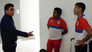 Fidel Kuri habla con integrantes de los Tiburones Rojos 