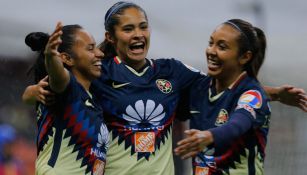 Jugadoras de América celebran el único gol frente a Pumas