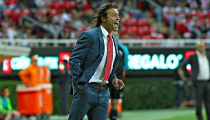 Almeyda grita durante un juego de Chivas