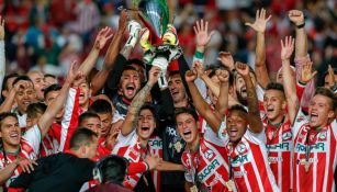 Necaxa levanta y festeja el título de la Copa MX