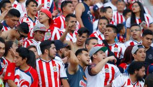 Aficionados de Chivas alientan a su equipo desde la grada