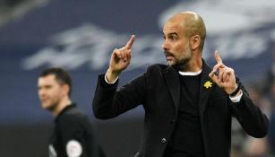 Pep Guardiola da indicaciones a sus jugadores 