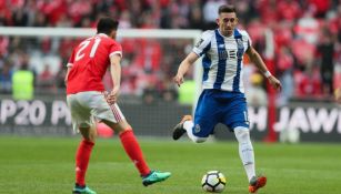 Héctor Herrera conduce el balón en el juego contra el Benfica