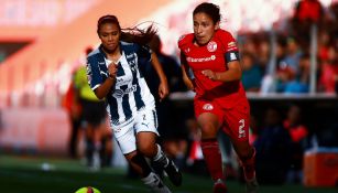 Alexia y Dirce en disputa de un balón en el duelo de Ida de Semifinales