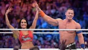 John Cena levanta la mano de Nikki con el anillo de matrimonio