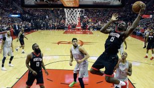 Clint Capela suma puntos para los Houston Rockets