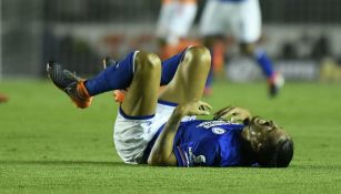 Enzo Roco, lesionado en un partido de Cruz Azul