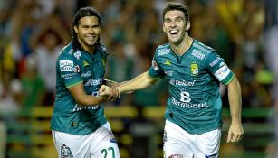 Gullit Peña y Mauro Boselli durante un partido con León