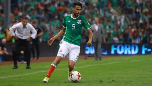 Diego Reyes conduce el balón en el césped del Estadio Azteca 