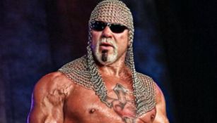 Scott Steiner observa al público antes de entrar al ring en TNA 