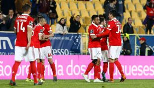 Benfica en festejo tras anotar frente al Estoril