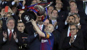 Andrés Iniesta levantando el trofeo de la Copa del Rey