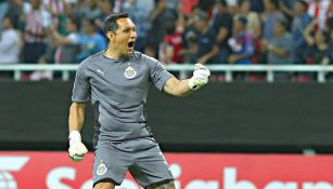 Rodolfo Cota celebra un gol de Chivas 