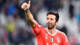 Gianlugi Buffon saluda a la afición tras un juego con Juventus