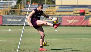 Chicharito domina el balón en el entrenamiento con West Ham 