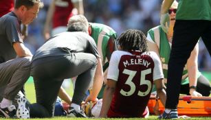 Mohamed Elneny recibe asistencia médica en la cancha