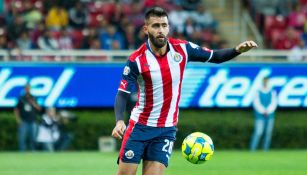 Miguel Basulto controla el balón en un juego con Chivas