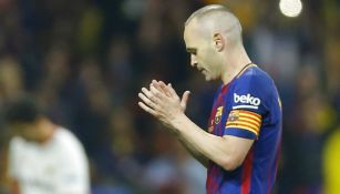 Iniesta aplaude durante un partido