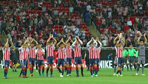 Chivas aplaude al terminar partido