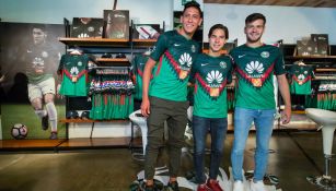 Álvarez, Lainez y Díaz posan con la nueva camiseta del América