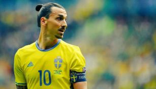 Zlatan voltea a ver aficionados en partido amistoso de Suecia 