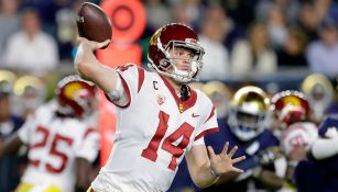 Sam Darnold lanza un pase en un partido de USC