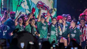 Almeyda celebra con sus jugadores el título de Concachampions 