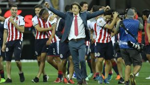 Almeyda celebra el título con sus futbolistas 