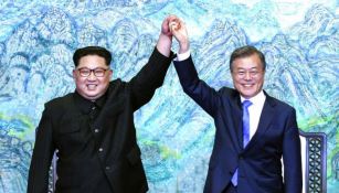 Kim Jong Un y Moon Jae-in posan tomados de la mano