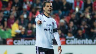 Rafa Márquez disputa un juego con el Atlas