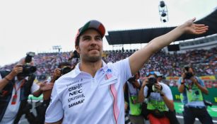 Checo Pérez saluda a la afición en el Gran Premio de México 