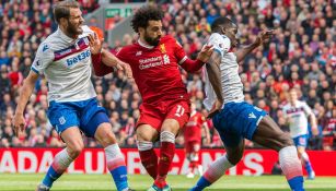 Salah enfrenta a jugadores del Stoke en Anfield 