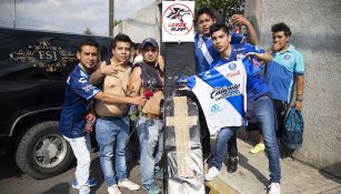Aficionados de Puebla posan con un ataúd para despedir a Lobos