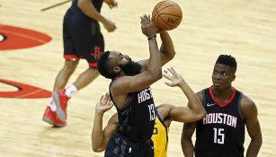 James Harden lanza el balón en el juego contra Utah Jazz