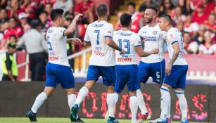 Julián Velázquez festeja con sus compañeros su gol vs Veracruz