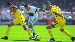 Castillo intenta escapar con el balón en el Pumas vs América del C2018