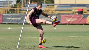 Chicharito, durante una sesión con el West Ham 