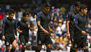 Jugadores de Chivas se lamentan en un juego del Clausura 2018