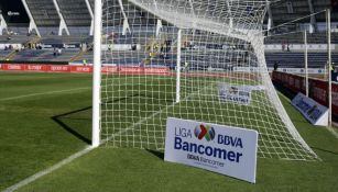 Logo de la Liga MX en la cancha del Estadio Olímpico de la BUAP