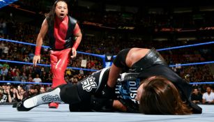 Shinsuke Nakamura después de foulear a AJ Styles