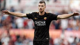 Edin Dzeko, celebrando un gol en contra del Chievo en la Serie A