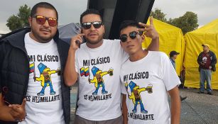 Aficionados del América posan con la playera dedicada a Pumas