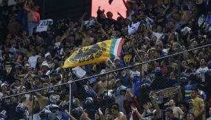 Aficionados de Pumas alientan en el Estadio Azteca 